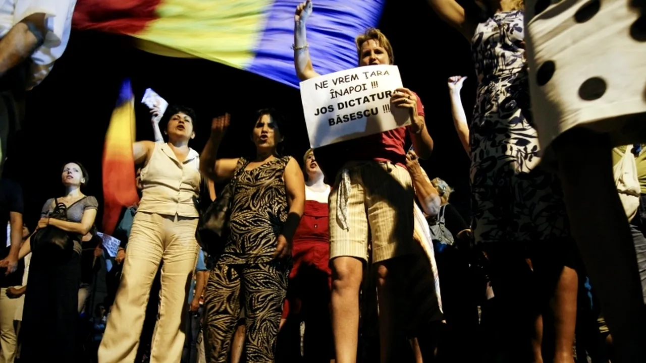 Peste 150 de persoane au participat la un miting anti-Băsescu în Piața Universității