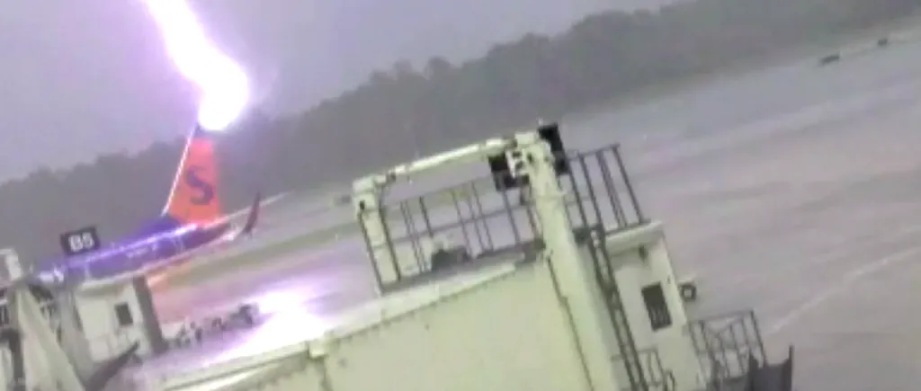Un VIDEO incredibil cu un avion lovit de trăsnet. Un bărbat, la spital cu leziuni cerebrale
