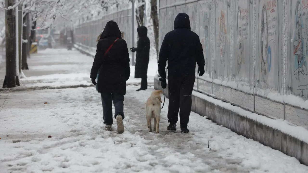 Cine are obligația să curețe gheața și zăpada de pe trotuare. Amenzi de până la 500 de lei. Ce prevede legea în România