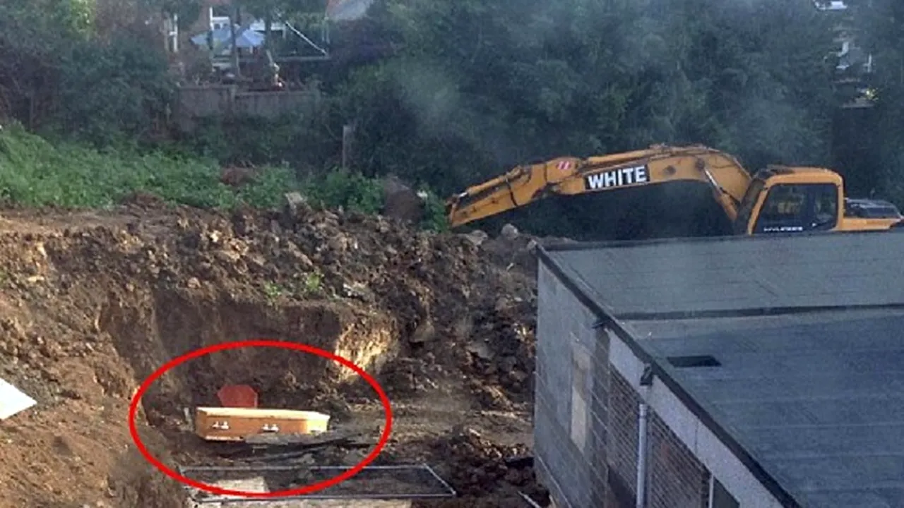 Se-ntâmplă și la case mai mari: un preot britanic a reușit să-i DEZGUSTE pe toți enoriașii. „Copiii au putut vedea totul