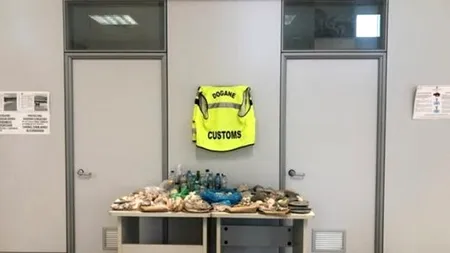 Turiști români, prinși pe aeroportul din Sardinia cu nisip, pietre și scoici în bagaje. Motivul pentru care vameșii italieni i-au amendat cu sume uriașe