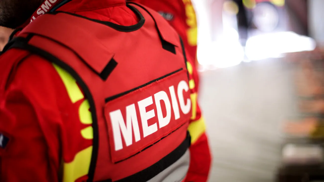 O tânără a crezut că are gripă, dar medicii au diagnosticat-o cu o boală potențial LETALĂ după o ieșire într-un pub