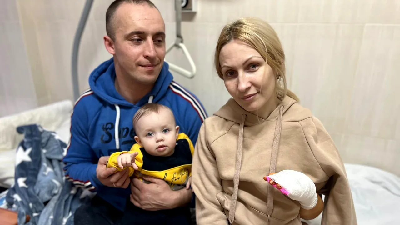 „Te iubesc. Suntem împușcați în...”, a fost ultimul lucru pe care Lesya a reușit să-l spună la telefon soțului ei în timpul atacului rușilor. Femeia se afla într-o mașină cu bebelușa lor de 10 luni, în drum spre vestul Ucrainei