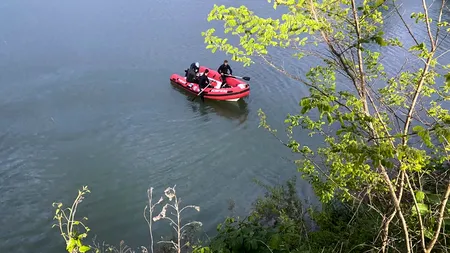 O mașină condusă de un șofer băut s-a scufundat într-o balastieră din Maramureș. Pasagerul din dreapta a murit înecat (VIDEO)