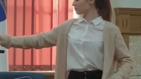 Scene năucitoare în Primăria Timișoara. Ce a fost nevoită o tânără să facă în fața primarului VIDEO