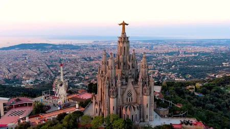 Orașul din Europa care nu mai face față SUPRATURISMULUI care a scumpit chiriile. Locuitorii orașului au început să-i stropească cu apă pe turiști