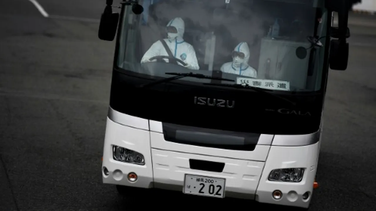 Primii pasageri eliberați din „croaziera groazei”. Soția românului infectat cu coronavirus în Japonia lucrează pe același vas