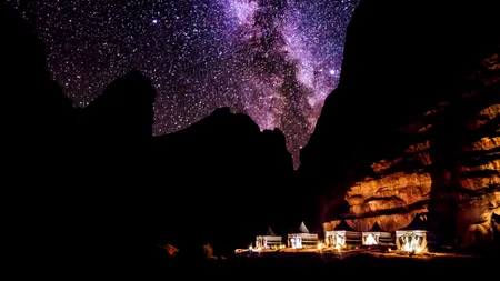 Un tiktoker surprinde pe toată lumea: a arătat o locuință neobișnuită pe Airbnb — un pat în mijlocul deșertului