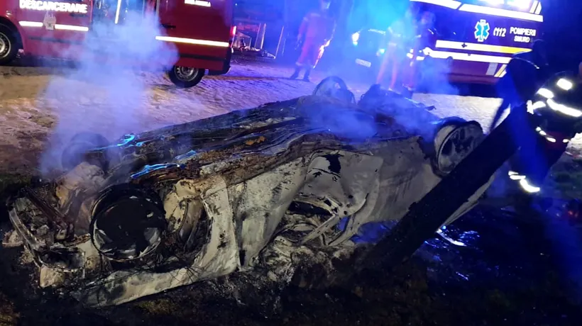 O mașină a luat foc, în județul Caraș-Severin. Pompierii au găsit în interior o persoană carbonizată
