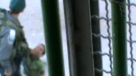 Polițist israelian, filmat în timp ce lovea un copil palestinian. VIDEO