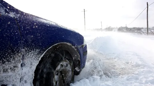 Sute de șoferi amendați pentru că au mers cu mașini fără anvelope de iarnă 