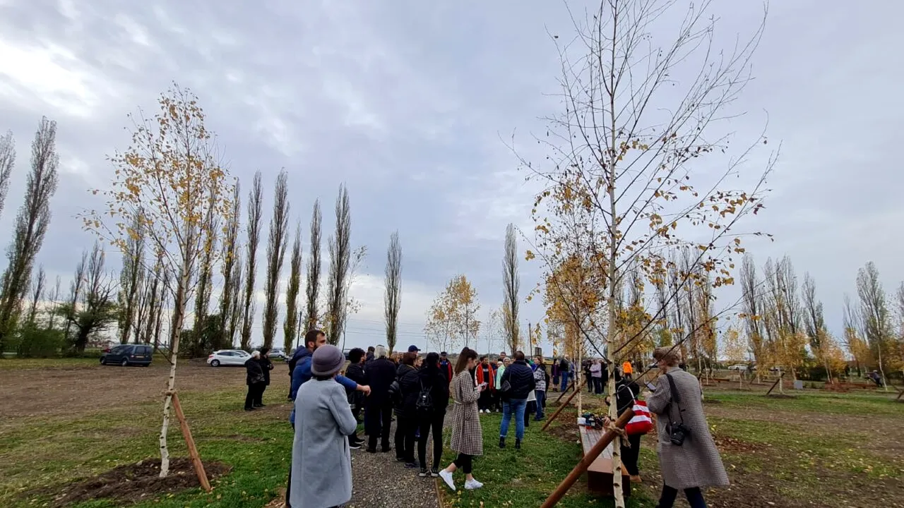 Primul parc cu poveștile oamenilor dragi, dispăruți dintre noi, s-a deschis în Banat. Urmează încă două, în București și Oradea | GALERIE FOTO