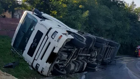 Trafic restricționat pe DN 1A în Prahova, după ce un TIR s-a răsturnat în șanț