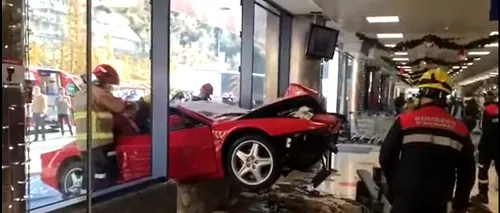 Un bătrân a intrat cu Ferrari într-un mall