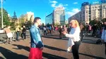 Primul incident la mitingul pro-Bolojan. Un bărbat în fustă, gonit de ceilalți manifestanți: Pleacă de aici! Aici sunt oameni normali