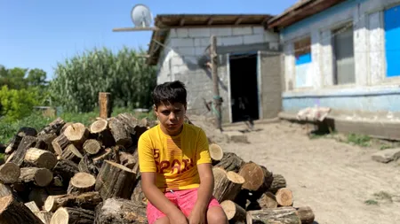 Impresionanta poveste a lui Gabriel, copilul de 13 ani care și-a împlinit cele mai mari dorințe – să aibă o culegere de matematică și o căruță cu lemne