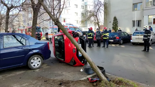 VIDEO | Cum a reușit un șofer de 73 de ani să se răstoarne cu mașina pe o străduță din Slatina, apoi a refuzat internarea
