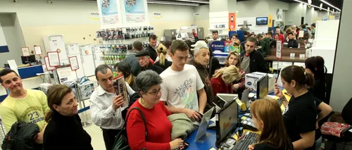 BLACK FRIDAY 2014. Zeci de persoane la coadă la electronice de la ora 6.00, pentru reducerile de Black Friday, la Cluj
