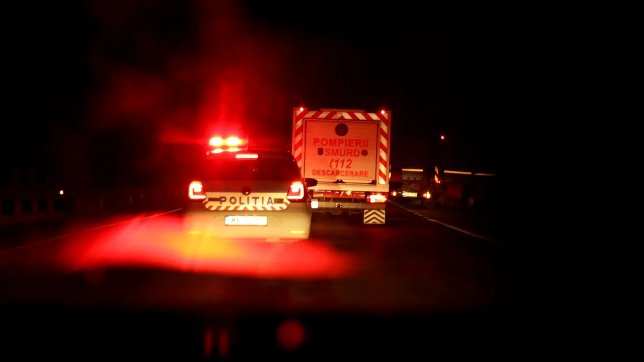 Un autobuz s-a răsturnat într-un șant, în județul Bistrița-Năsăud, după ce a lovit o cireadă de vaci