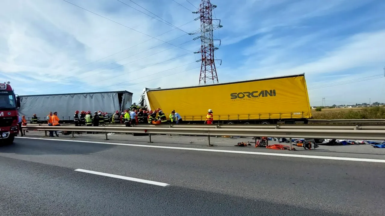 Cinci oameni au murit într-un accident pe A1. Mașina în care se aflau victimele a fost strivită între două TIR-uri