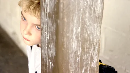 Un copil de 5 ani, BĂTUT de educatoare și ÎNCUIAT în debaraua grădiniței, cu lumina STINSĂ