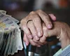 Câți bani pierd pensionarii după aplicarea CASS de 10% pentru pensiile mai mari de 3.000 de lei. Ce se întâmplă cu cei care au o pensie sub acest prag