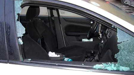 Mașina șefului Penintenciarului Târgșor a fost spartă. Poliția organizează filtre rutiere pentru a recupera ce au furat hoții