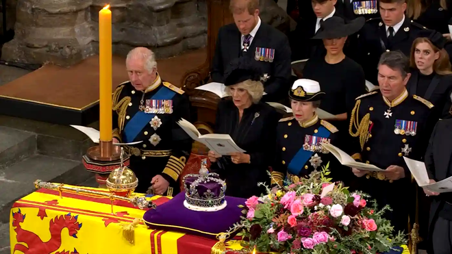 Regele Charles al III-lea, în timpul slujbei de înmormântare a Reginei Elisabeta a II-a / Sursa foto: BBC News
