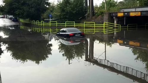 O furtună care a durat 40 de minute a făcut ravagii în Iași: Străzi inundate și copaci puși la pământ. Fenomenul extrem a fost anunțat prin Ro-Alert - VIDEO
