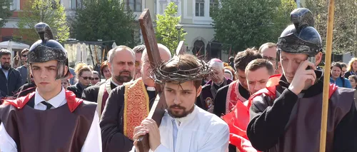 Credincioși greco-catolici au refăcut Calea Crucii în centrul Clujului - FOTO/ VIDEO