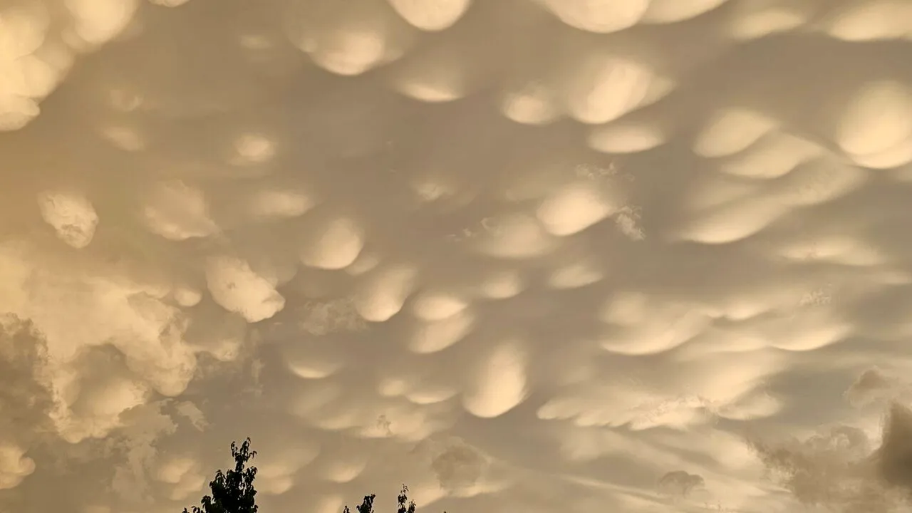 Fenomen meteo rar pe cerul României. Cum arată și ce sunt norii mammatus. Cât de PERICULOȘI pot fi