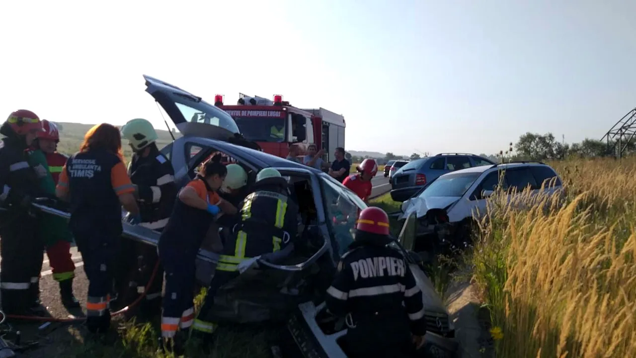 Accident în Timiș. Două mașini s-au ciocnit. Bilanț: 3 răniți, dintre care doi încarcerați