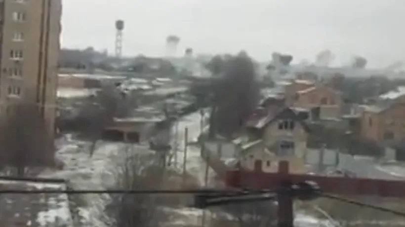 O femeie filmează plângând bombardamentul rebelilor proruși asupra orașului ucrainean Kramatorsk