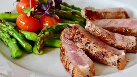 Alimente. Producătorii de carne de porc anunță scumpiri de 25% la consumator. Ce argumente au procesatorii când spun că prețul crește nejustificat