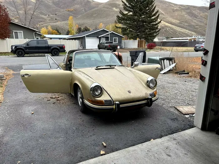 Descoperire rarisimă. Un Porsche 911 Targa din 1970, îngropat 31 de ani sub ace și conuri de pin, a fost găsit de un bărbat. Mașina va fi restaurată