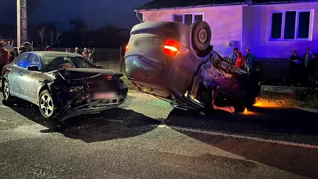 Accident SPECTACULOS în Bistrița: O mașină s-a răsturnat, după ce s-a ciocnit cu un alt autoturism, condus de un șofer de 18 ani
