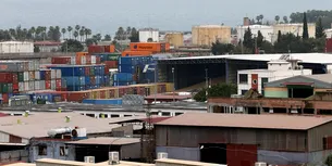 Explozie în apropierea unui aeroport din Yemen, după un atac cu rachete al rebelilor huthi asupra unei nave a SUA