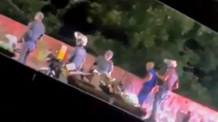 Un ofițer de poliție a ARUNCAT un bărbat de pe un pod, în Brazilia. Incidentul a generat un val de furie și manifestații în plină stradă