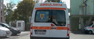 O pacientă care trebuia operată pentru ocluzie intestinală s-a făcut bine în ambulanță… datorită GROPILOR din șosea