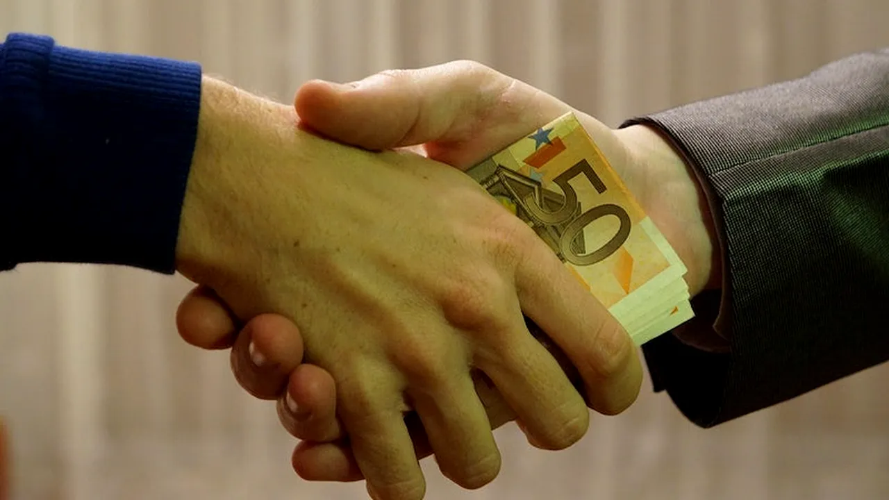 Cei doi indivizi care i-au cerut ȘPAGĂ unui om de afaceri și i-au promis că vor interveni la Protecția Consumatorului, trimiși în judecată de DNA