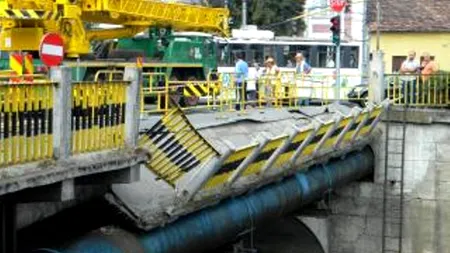 Cluj: O porțiune din trotuarul unui pod peste Someș s-a surpat, traficul se desfășoară pe un sens