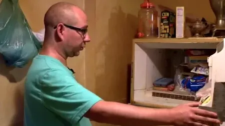 Am vrut să curăț frigiderul din casa mamei, dar am găsit cadavrul unui bebeluș: Cred că e sora mea  moartă cu 10 ani înainte să mă nasc eu 