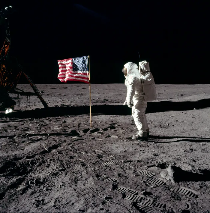 SUA au trimis primii oameni pe Lună, Neil Armstrong și Buzz Aldrin 