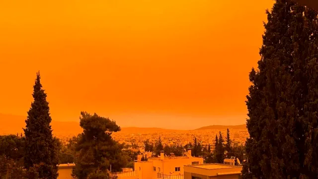 <span style='background-color: #2c4082; color: #fff; ' class='highlight text-uppercase'>VIDEO</span> Imagini apocaliptice în Grecia. Cerul a devenit PORTOCALIU din cauza unui fenomen ciudat ce își are originea în deșertul Sahara