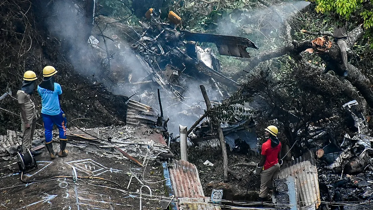 VIDEO | Elicopterul în care călătorea șeful armatei Indiei s-a prăbușit