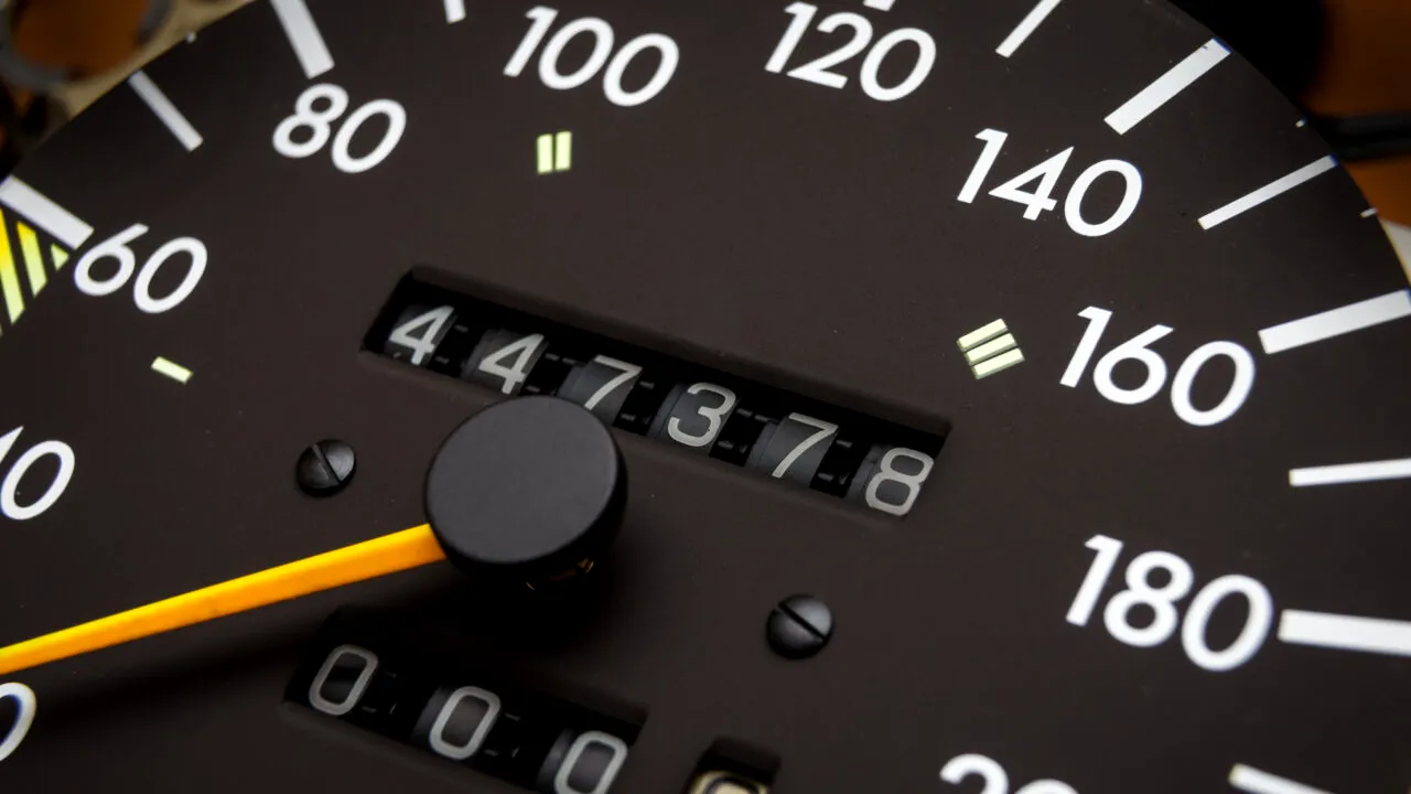 Țara în care falsificarea kilometrajului se pedepsește cu ani grei de ÎNCHISOARE. Care este situația în România