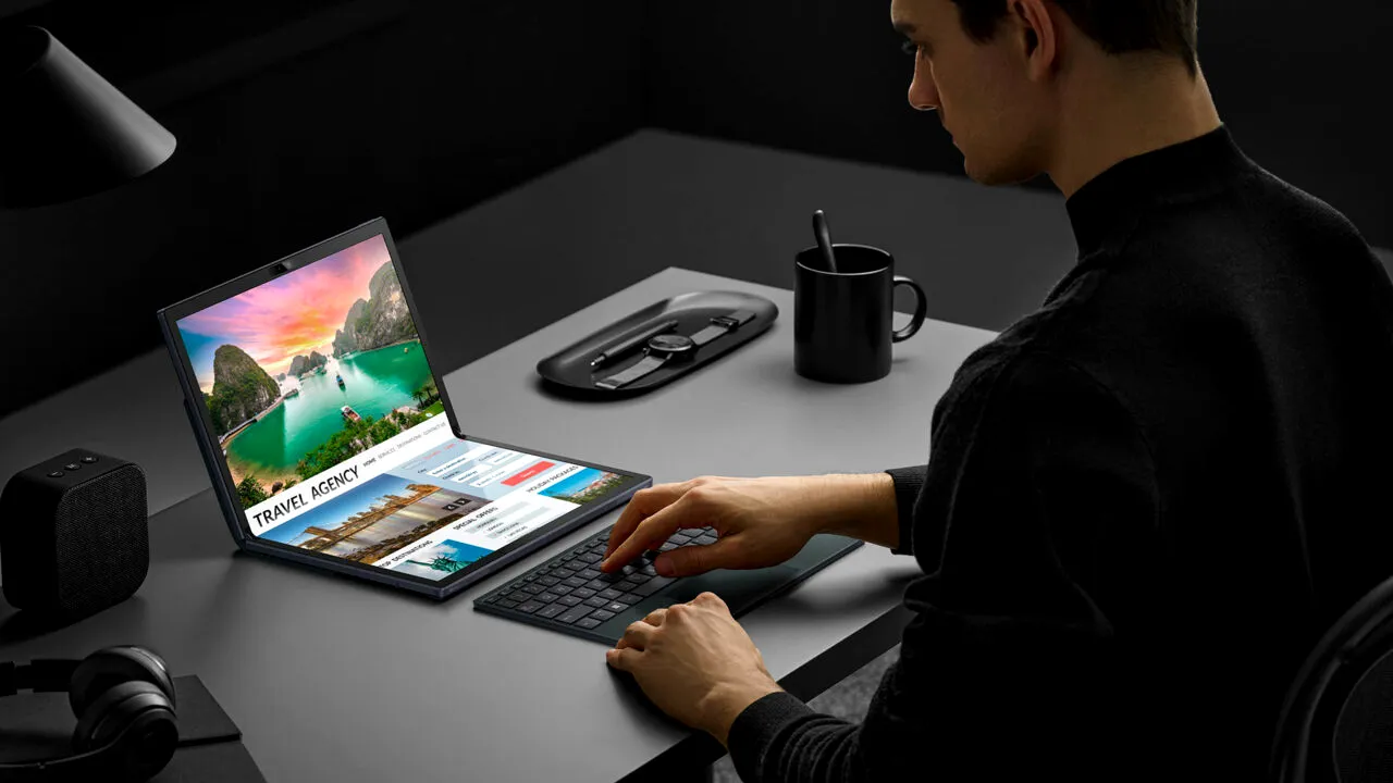 Zenbook 17 Fold OLED (UX9702): inteligent, versatil, luxos