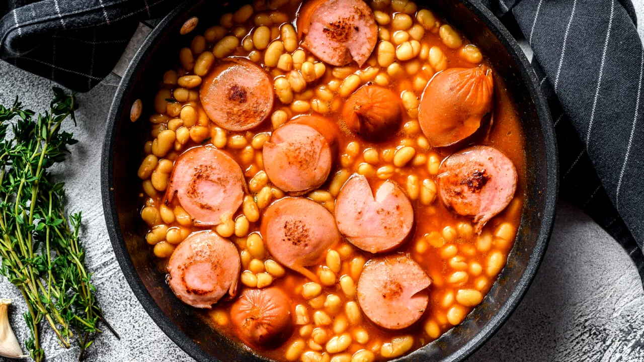 Cum prepari rețeta spaniolă de fasole cu cârnați. Trucul ca boabele să nu se spargă deloc