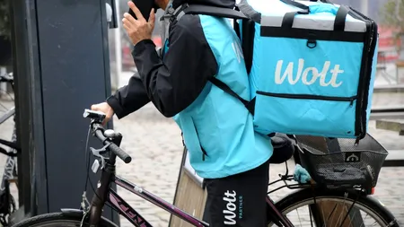WOLT preia oficial Tazz. Livratorii în albastru deschis înlocuiesc tradiționalele jachete roșii Tazz pe străzile Iașiului