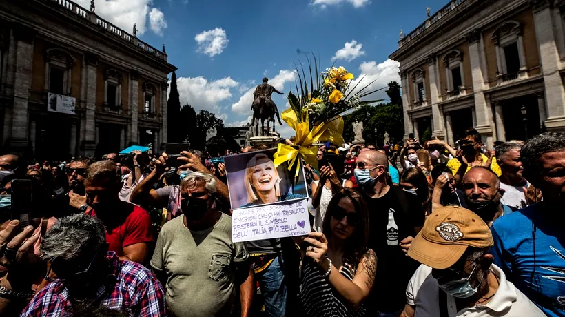 Mii de oameni la înmormântarea vedetei de televiziune Raffaella Carra